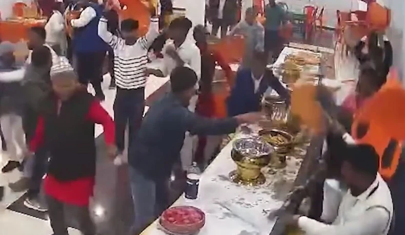 বিয়েতে 'রসগোল্লা' কম পড়ায় চেয়ার ছুড়ে তুমুল সংঘর্ষ